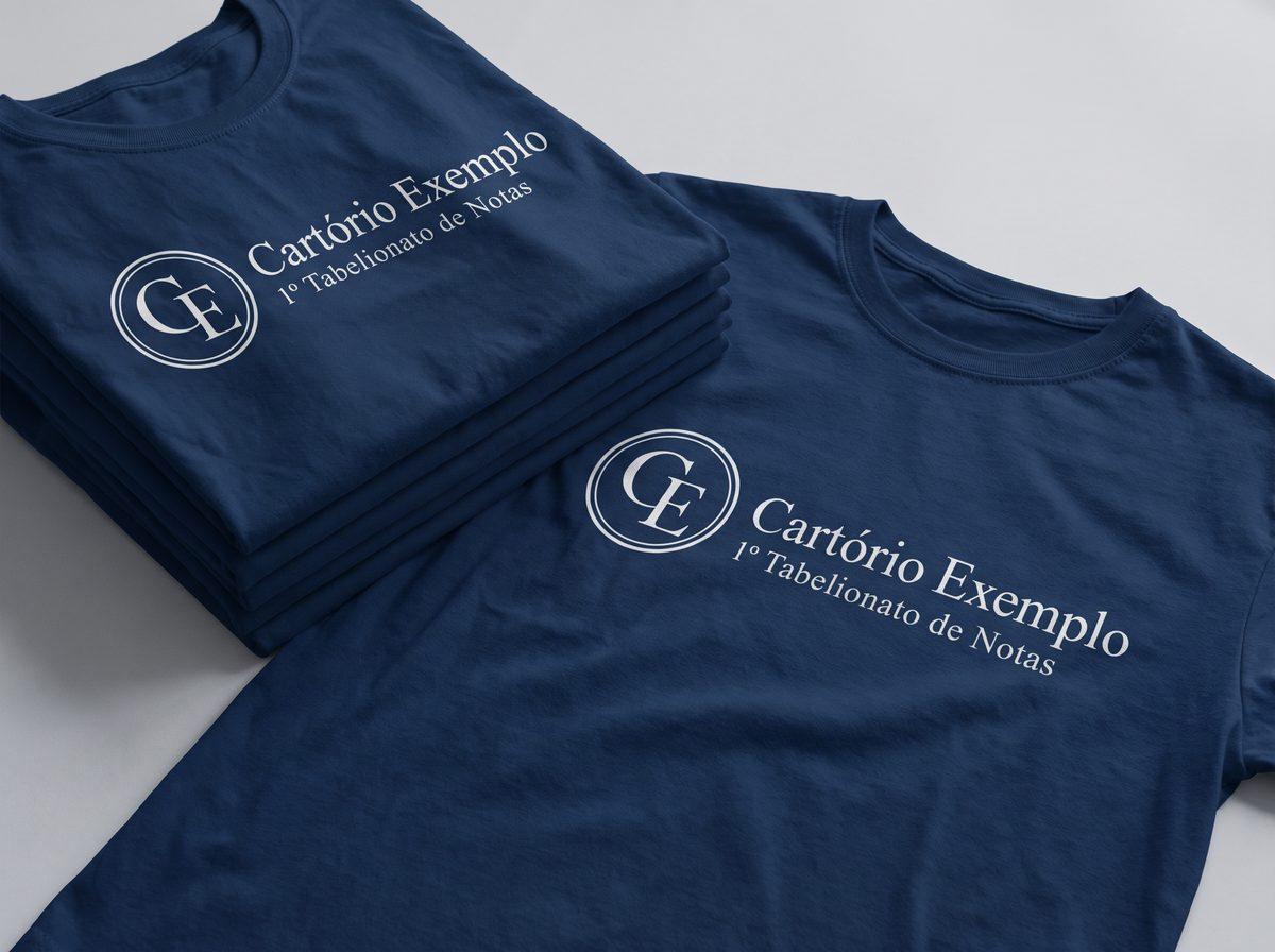 Camisetas azul-marinho dobradas com o logo de um cartório fictício em branco