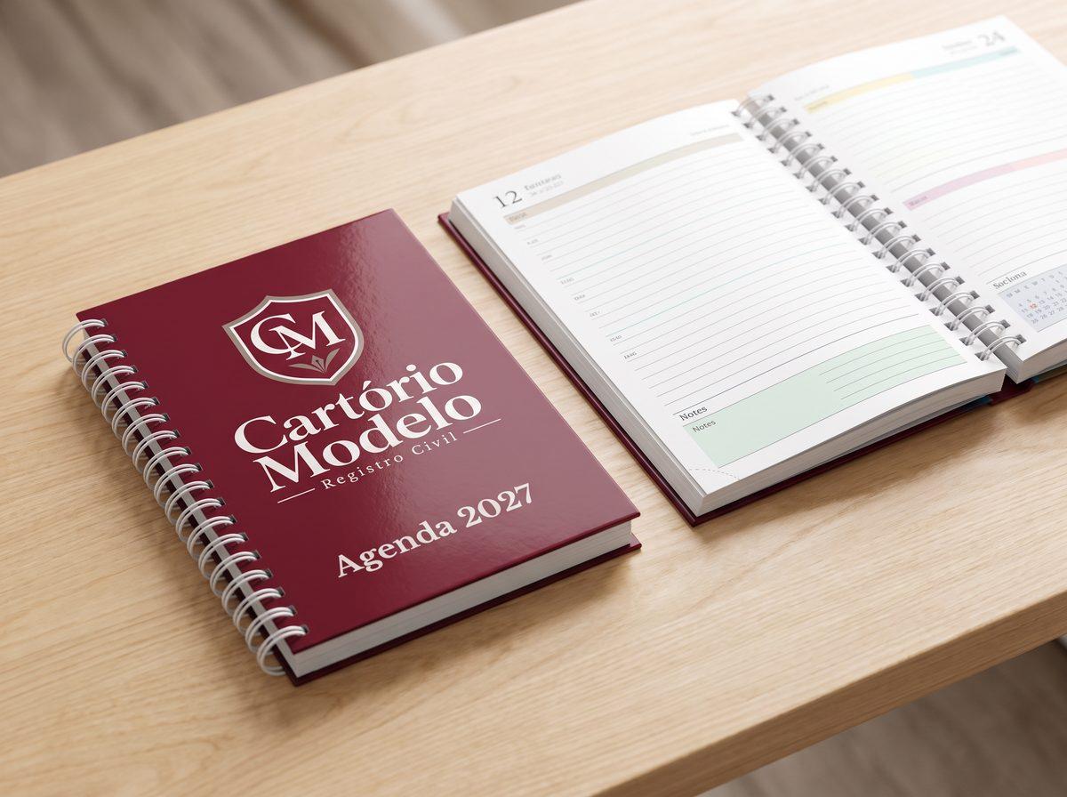 Agenda diária 2027 com capa vinho e espiral, fechada e aberta, com o logo de um cartório fictício (imagem ilustrativa)