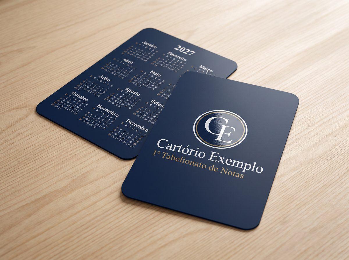 Calendários de bolso 2027 foscos com o logo de um cartório fictício em verniz brilhante e os meses no verso (imagem ilustrativa)