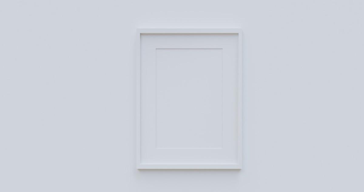 Quadro branco emoldurado na parede